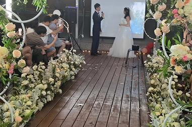 与朋友一起的婚礼派对